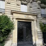 Eiffel Apartment